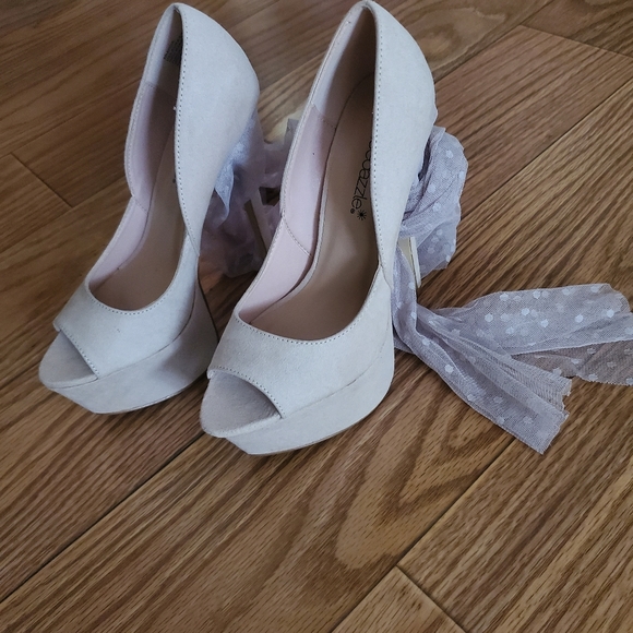 Dresses & high hills - Picture 4 of 5